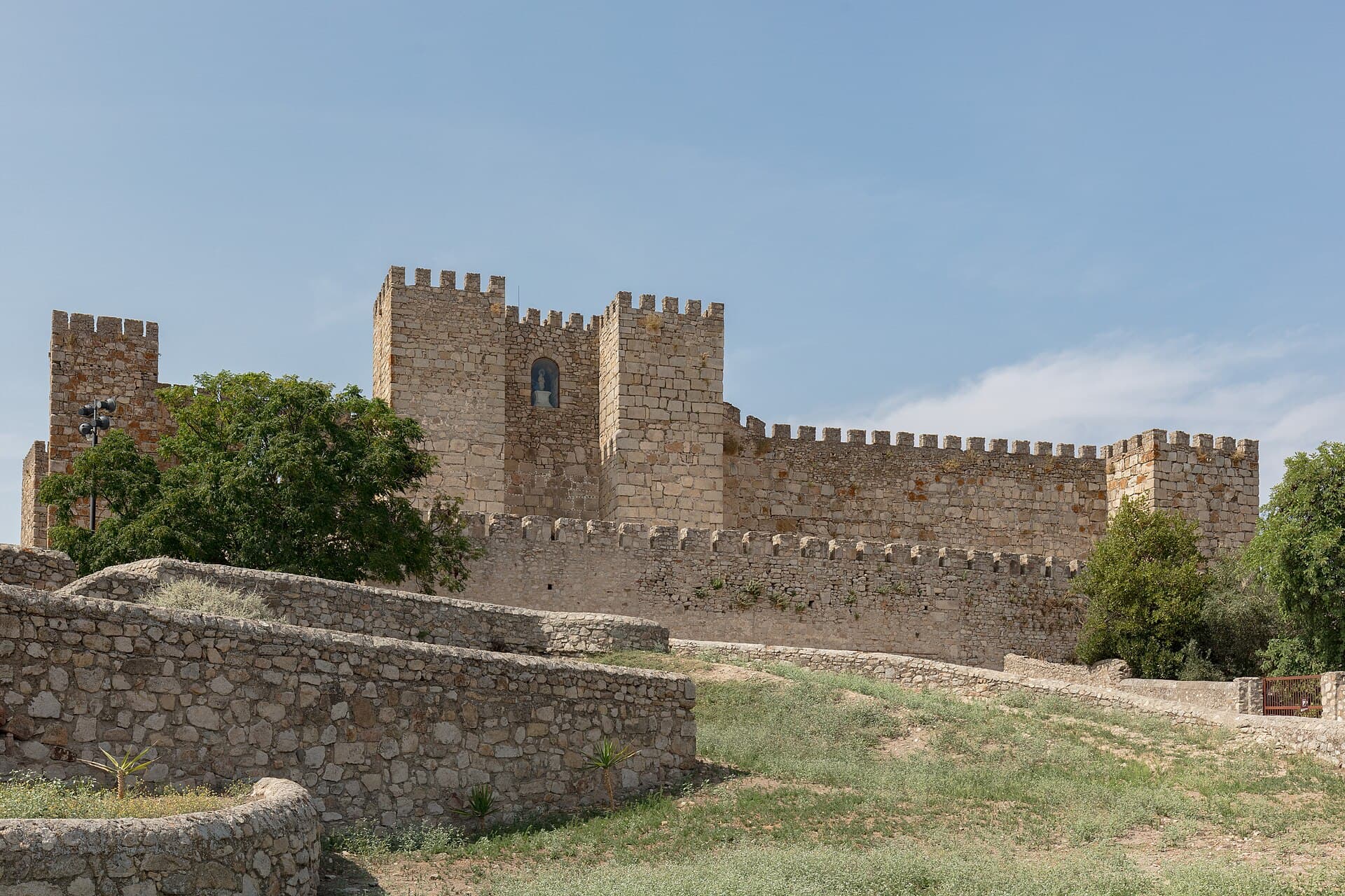 Arquitetura de Trujillo: a Plaza Mayor e as muralhas do Castillo