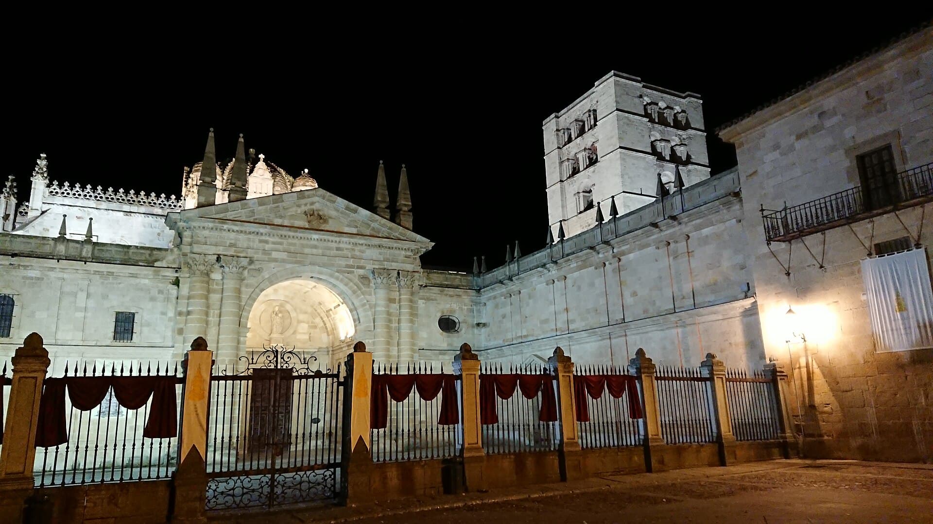 Descubra o mistério medieval de Zamora no tour "Luces y Leyendas"