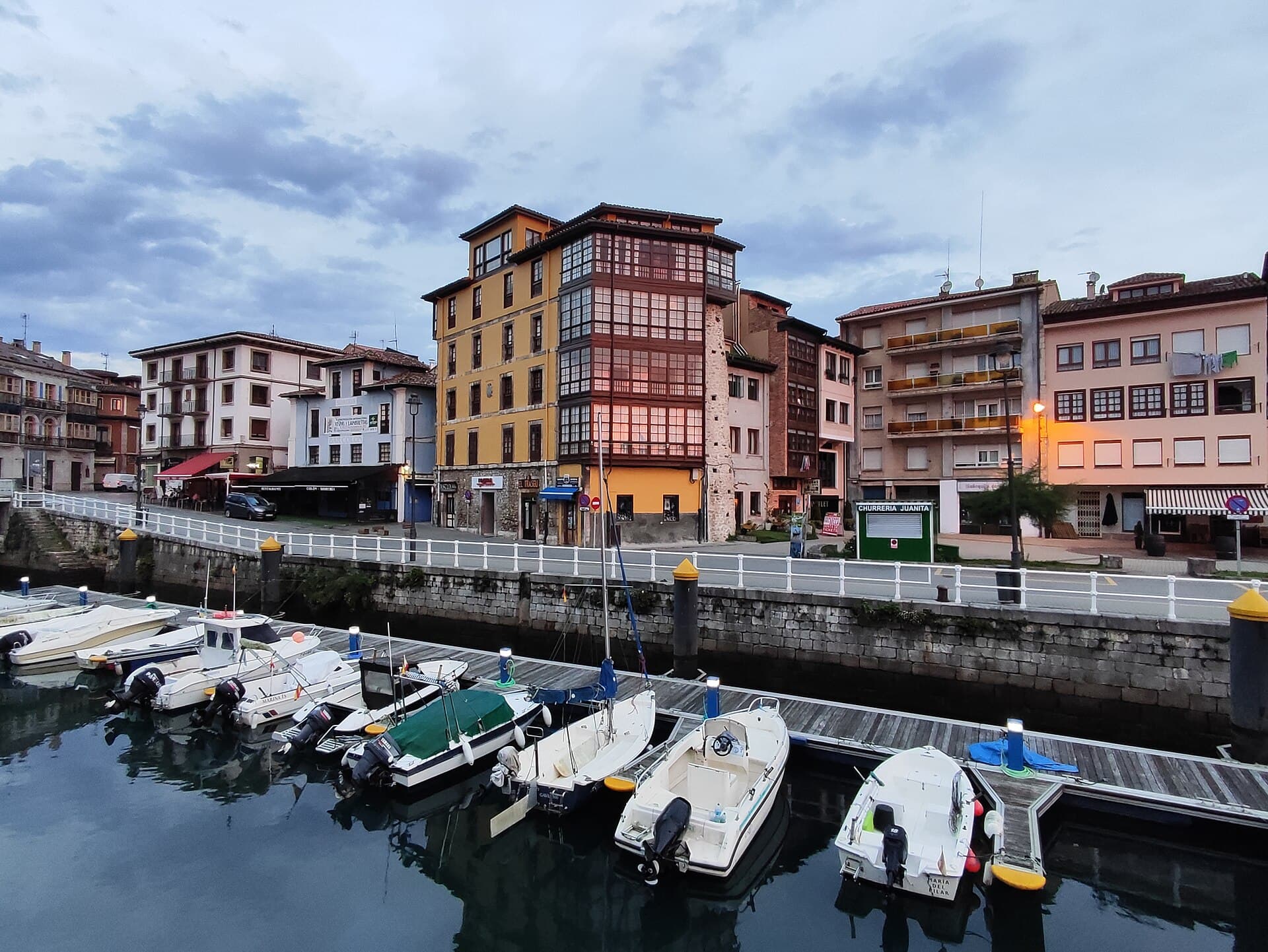 Llanes: monumentos e o legado medieval da costa asturiana