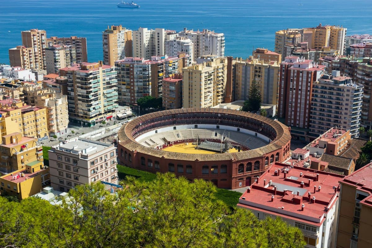 Málaga: del fervor religioso a la alegría de la Feria, una guía por las fiestas más destacadas