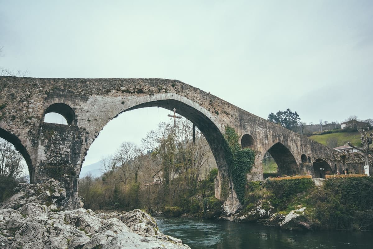 Cangas de Onís: guia de arquitetura do medieval ao contemporâneo