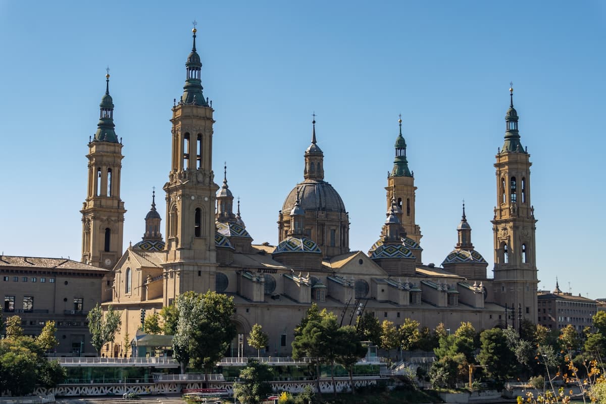 Mercados y ferias populares en España: guía de cultura y compras